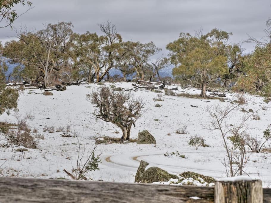 Big Yard Escapes - Two Off-Grid Tiny Houses On The Mowamba River Jindabyne Zewnętrze zdjęcie