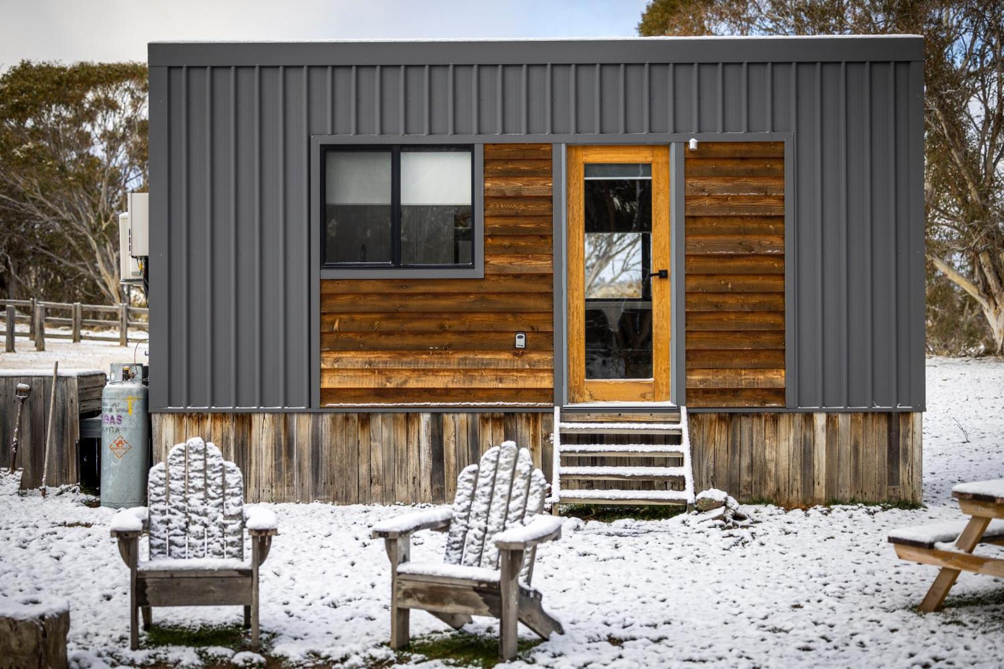 Big Yard Escapes - Two Off-Grid Tiny Houses On The Mowamba River Jindabyne Zewnętrze zdjęcie