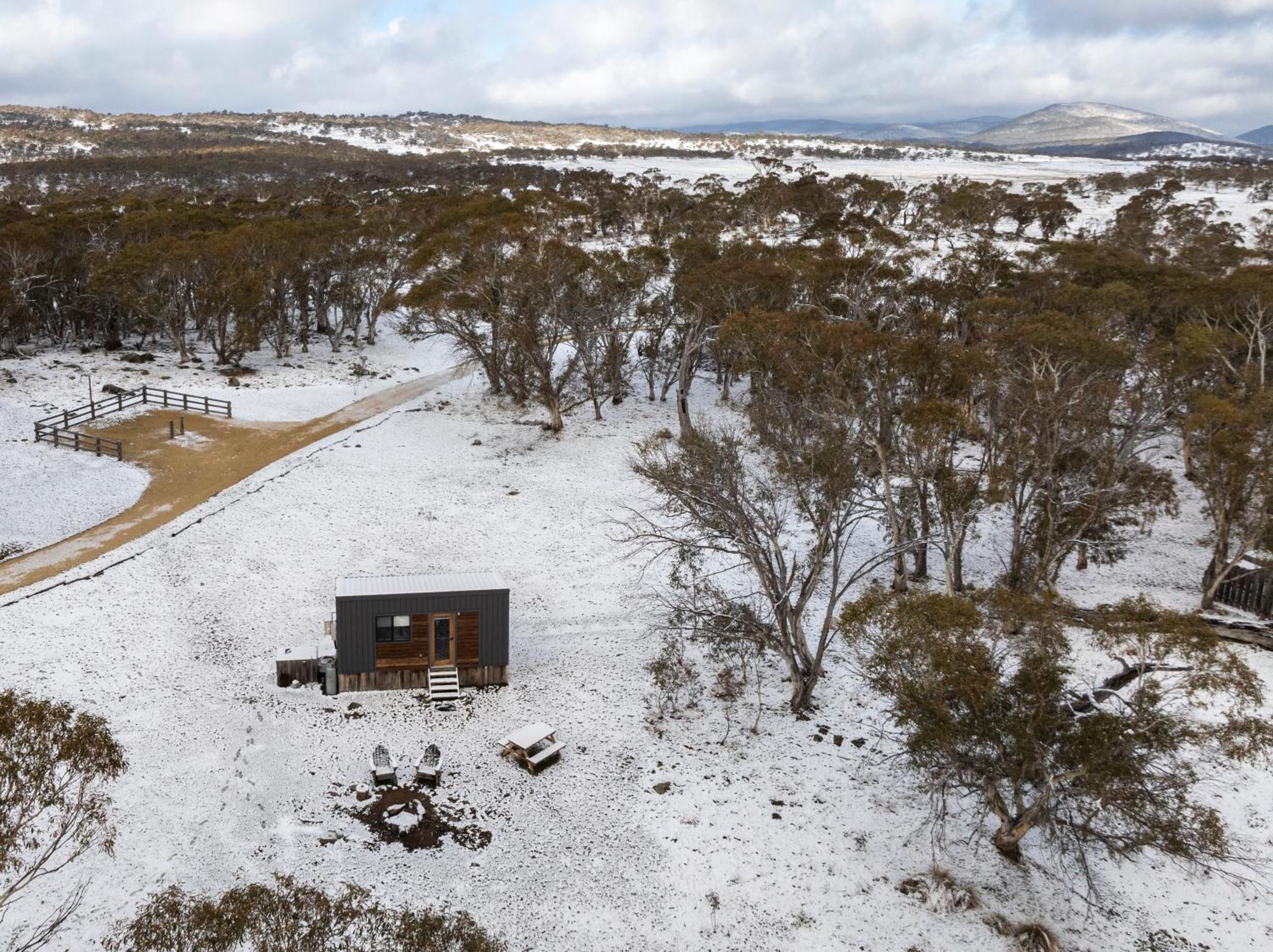 Big Yard Escapes - Two Off-Grid Tiny Houses On The Mowamba River Jindabyne Zewnętrze zdjęcie
